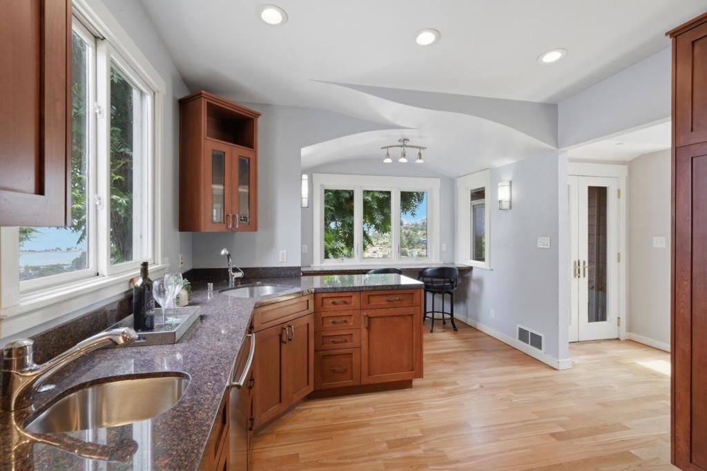Image 5 of property listing at 285 Humboldt Road, Brisbane, CA 94005