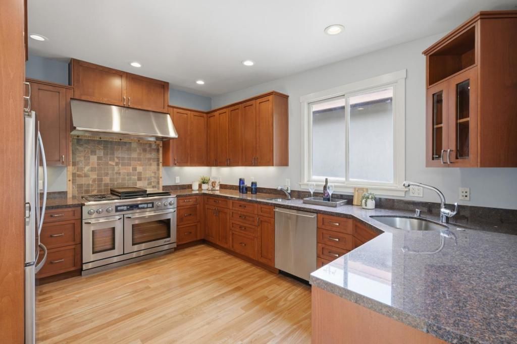 Image 9 of property listing at 285 Humboldt Road, Brisbane, CA 94005