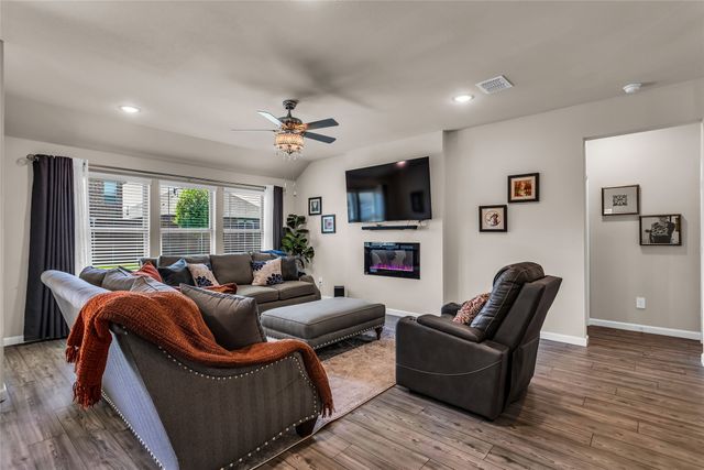 621 Hazeltine Road, Red Oak, TX 75154