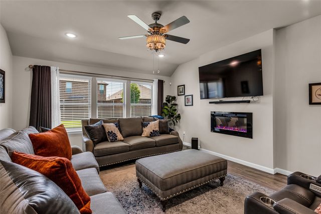 621 Hazeltine Road, Red Oak, TX 75154