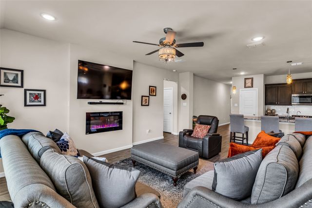 621 Hazeltine Road, Red Oak, TX 75154