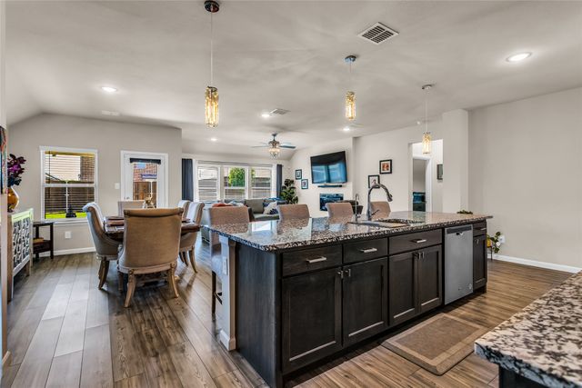 621 Hazeltine Road, Red Oak, TX 75154
