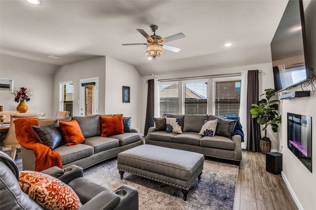 621 Hazeltine Road, Red Oak, TX 75154