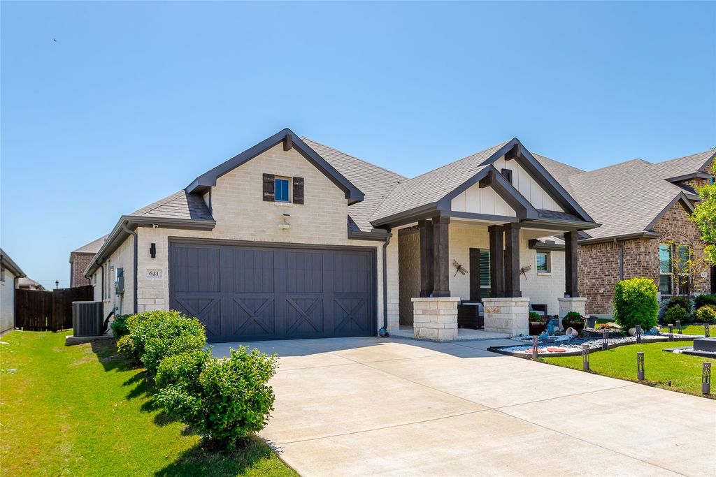 621 Hazeltine Road, Red Oak, TX 75154