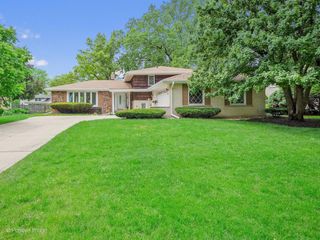 7724 Knottingham Lane, Downers Grove, IL 60516