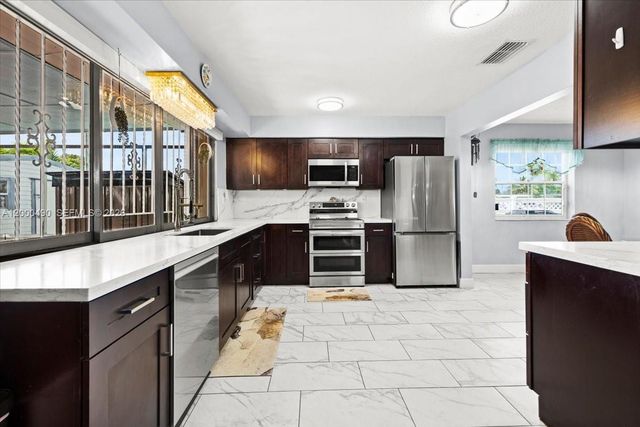 600 SW 67th Ave, Pembroke Pines, FL 33023