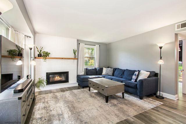 423 S 4th Avenue, Libertyville, IL 60048