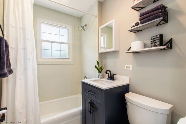 423 S 4th Avenue, Libertyville, IL 60048