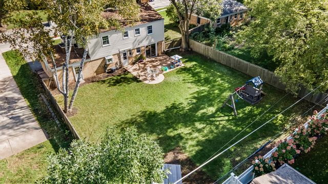 423 S 4th Avenue, Libertyville, IL 60048