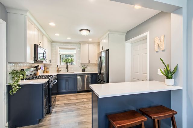 423 S 4th Avenue, Libertyville, IL 60048