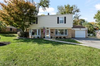 423 S 4th Avenue, Libertyville, IL 60048
