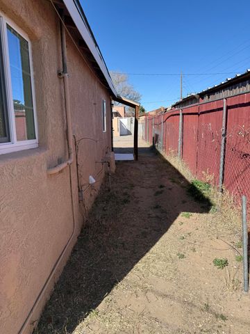 403 Aspen Avenue NE, Albuquerque, NM 87102