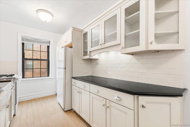 105 Garth Road 4H, Scarsdale, NY 10583