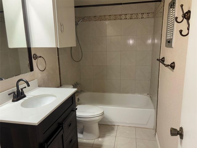 7714 Renwick Drive G4, Houston, TX 77081