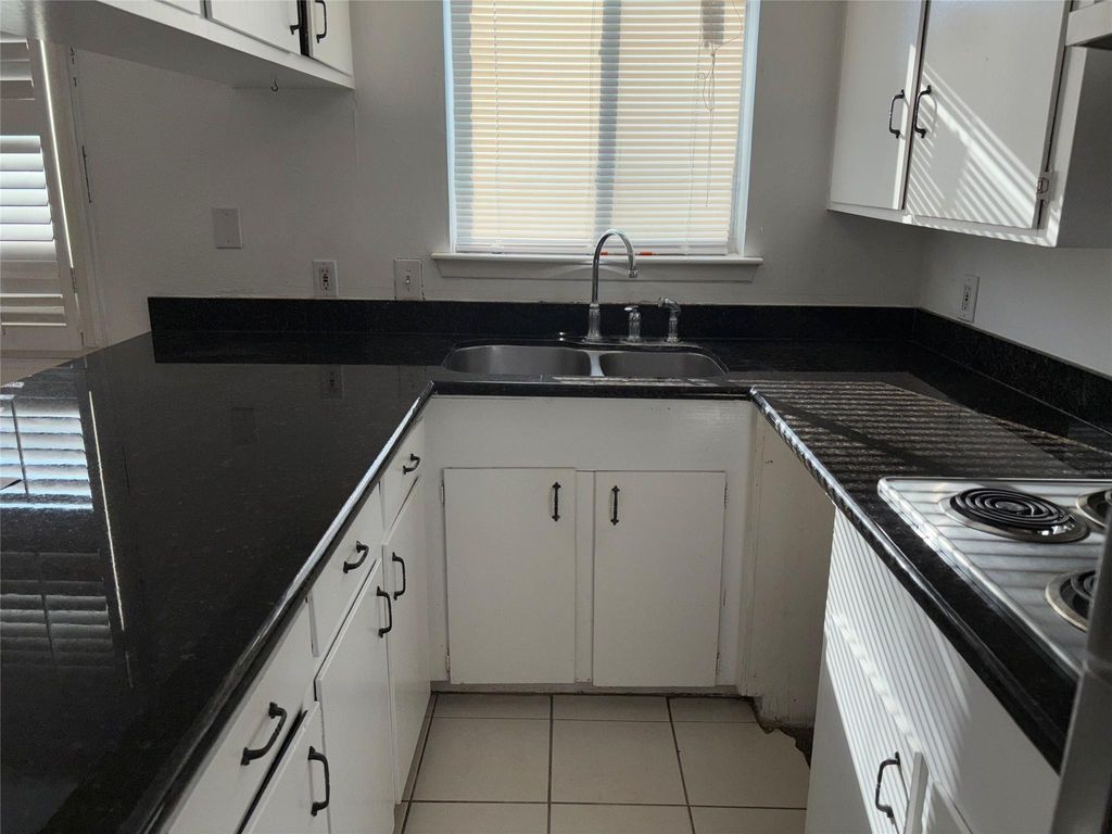 7714 Renwick Drive G4, Houston, TX 77081