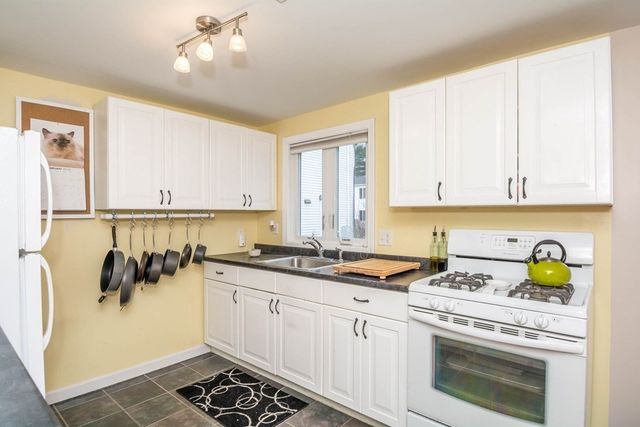 40 Roberts Dr 40, Bedford, MA 01730