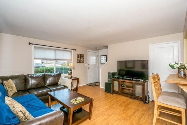 40 Roberts Dr 40, Bedford, MA 01730