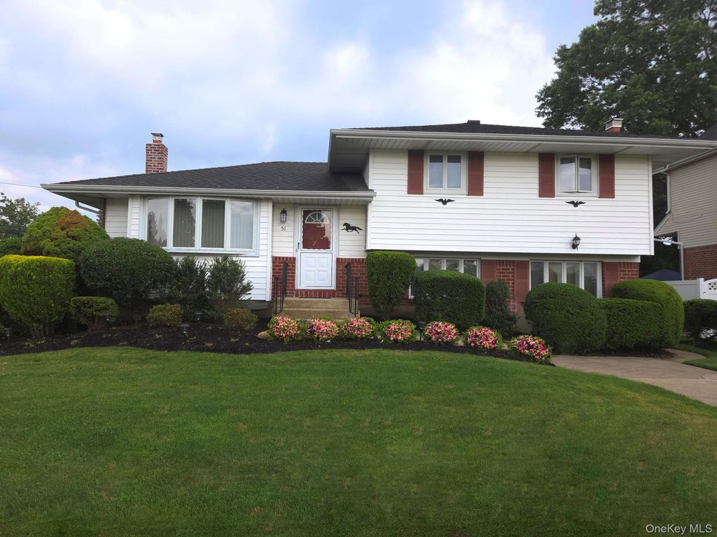 51 Eileen Avenue, Plainview, NY 11803 — photo 2