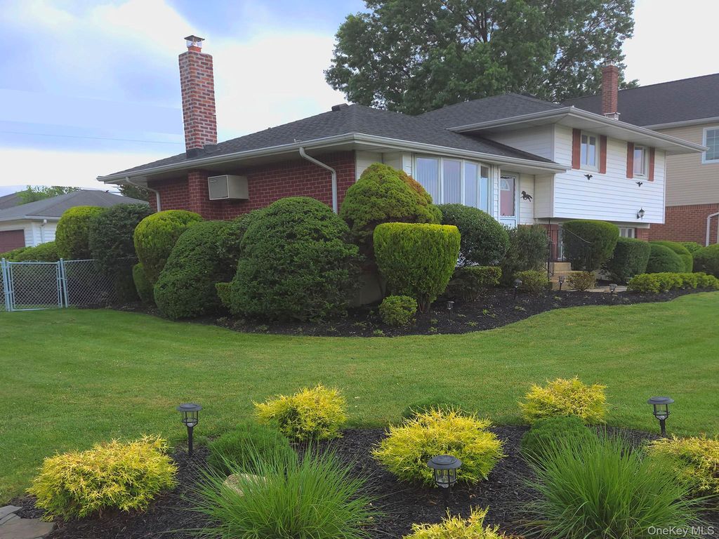 51 Eileen Avenue, Plainview, NY 11803 — photo 3