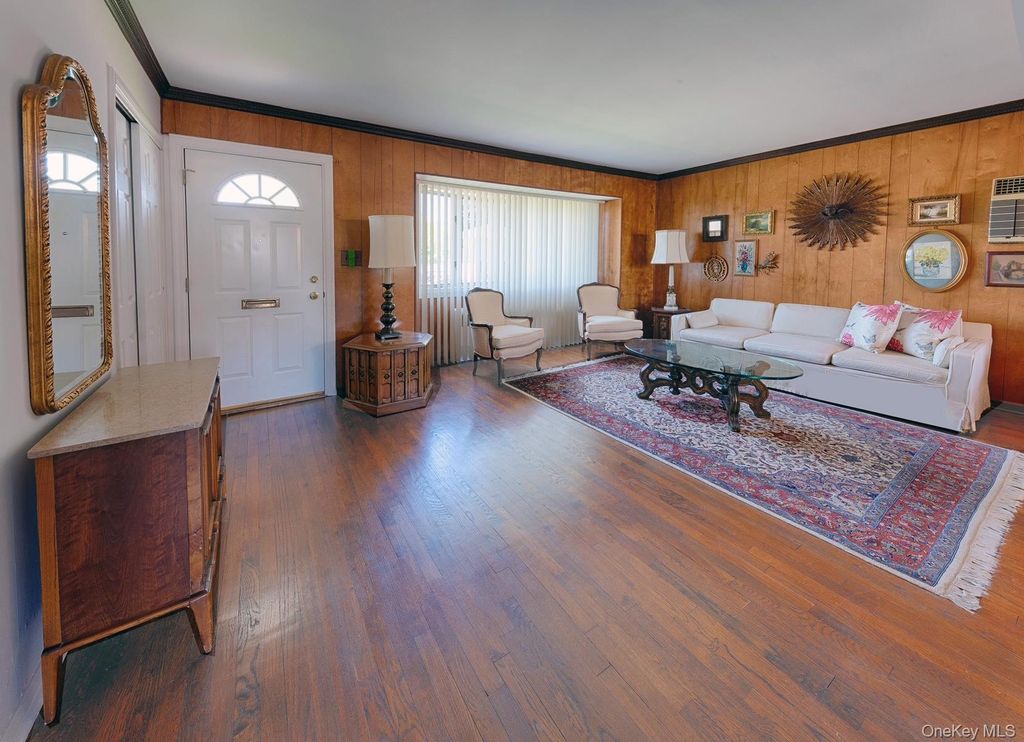 51 Eileen Avenue, Plainview, NY 11803 — photo 4