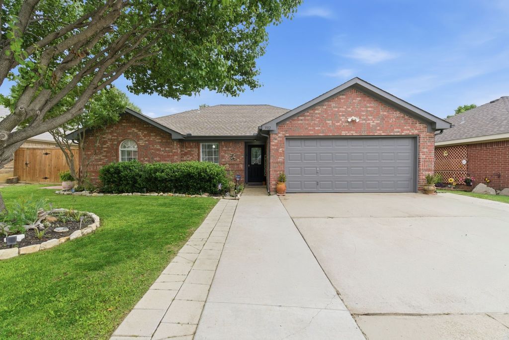 3912 Periwinkle Drive, Fort Worth, TX 76137