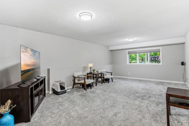 140 Dahlia Street, Mahtomedi, MN 55115