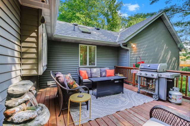 140 Dahlia Street, Mahtomedi, MN 55115