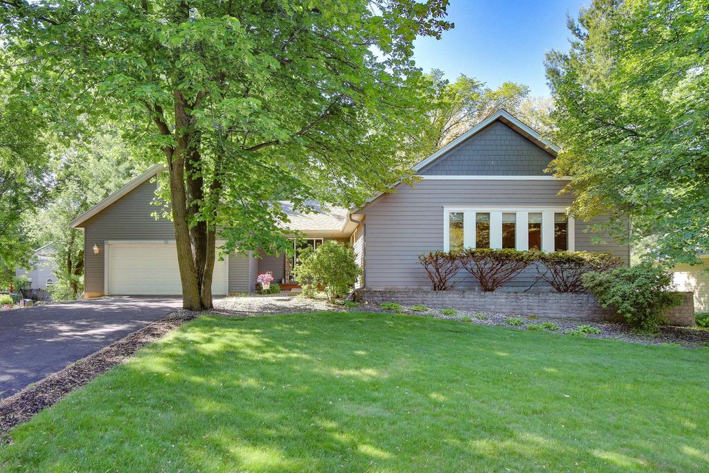 140 Dahlia Street, Mahtomedi, MN 55115