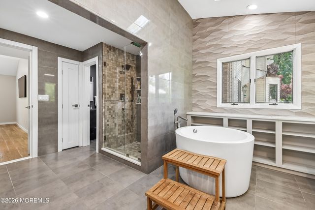 20 Sunrise Circle, Holmdel, NJ 07733