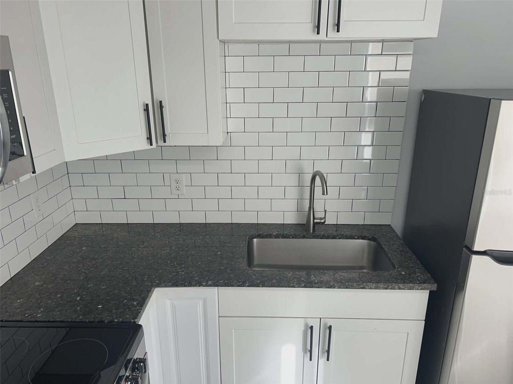 Image 4 of property listing at 1106 50TH AVENUE DRIVE W, Bradenton, FL 34207