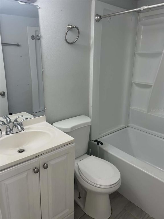 Image 5 of property listing at 1106 50TH AVENUE DRIVE W, Bradenton, FL 34207