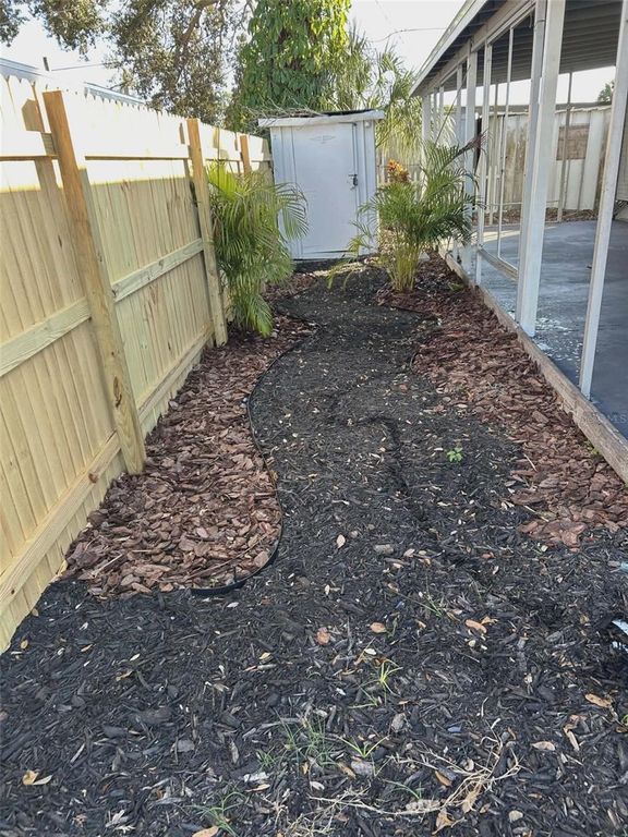 Image 6 of property listing at 1106 50TH AVENUE DRIVE W, Bradenton, FL 34207