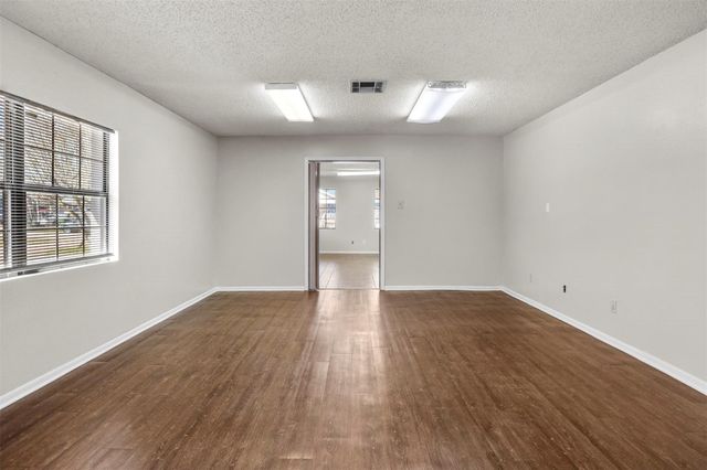 206 S Fenner Avenue, Cleveland, TX 77327