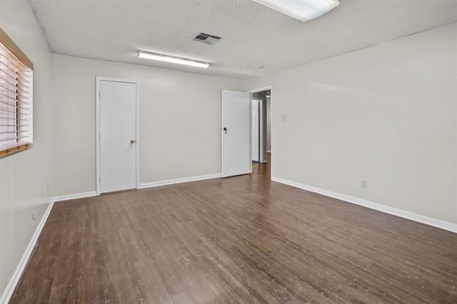 206 S Fenner Avenue, Cleveland, TX 77327