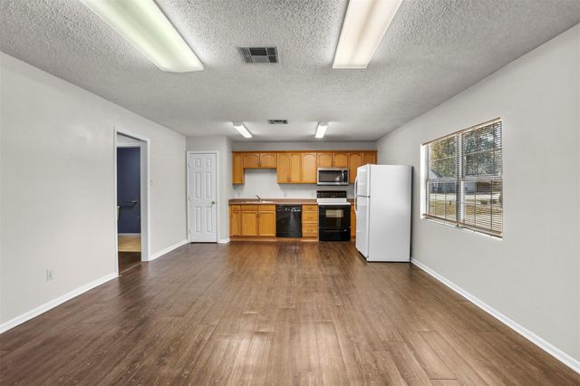 206 S Fenner Avenue, Cleveland, TX 77327