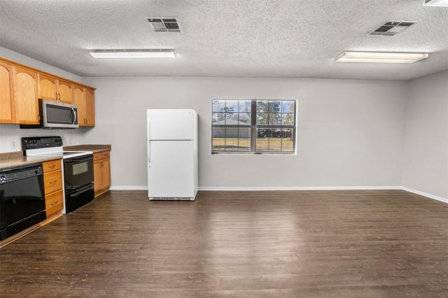 206 S Fenner Avenue, Cleveland, TX 77327