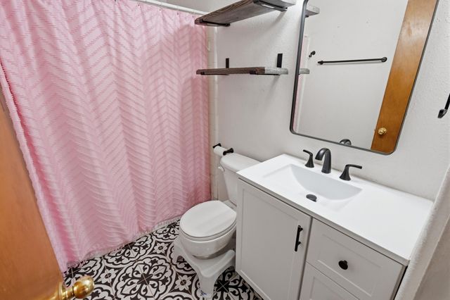 409 Valencia Drive NE, Albuquerque, NM 87108