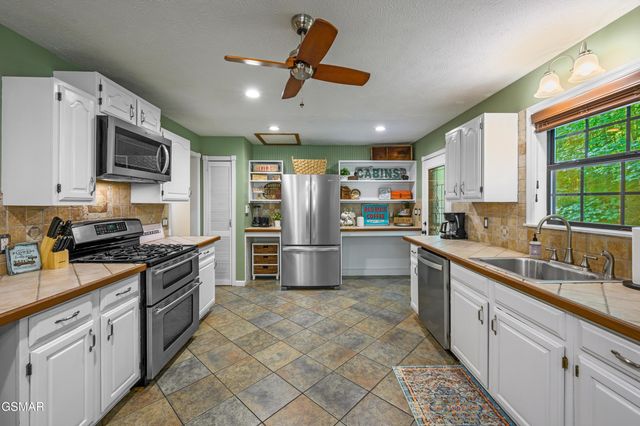 2360 Cove Mountain Lane, Sevierville, TN 37862