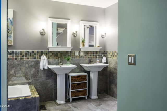 2360 Cove Mountain Lane, Sevierville, TN 37862