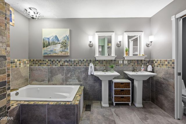 2360 Cove Mountain Lane, Sevierville, TN 37862