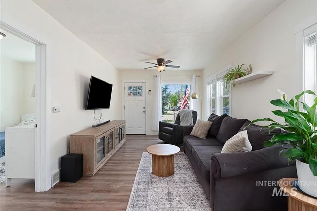 120 S Nectarine St, Nampa, ID 83686