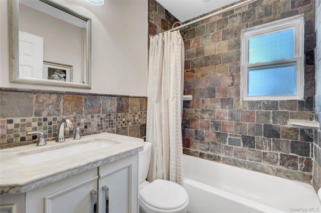 1105 N Broadway, Massapequa, NY 11758