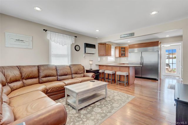 1105 N Broadway, Massapequa, NY 11758