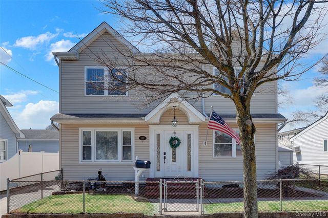 1105 N Broadway, Massapequa, NY 11758