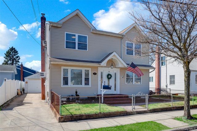 1105 N Broadway, Massapequa, NY 11758