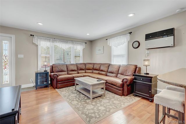 1105 N Broadway, Massapequa, NY 11758