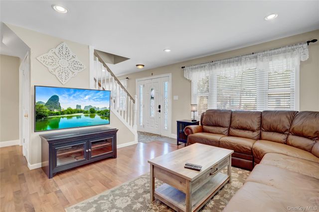 1105 N Broadway, Massapequa, NY 11758