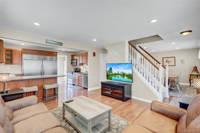 1105 N Broadway, Massapequa, NY 11758