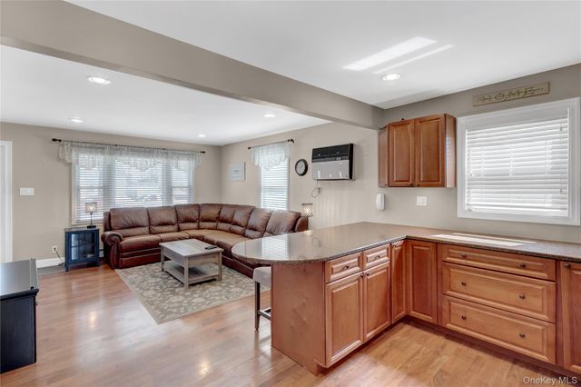 1105 N Broadway, Massapequa, NY 11758