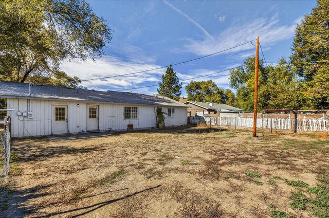 155 SW 2nd Street, Madras, OR 97741